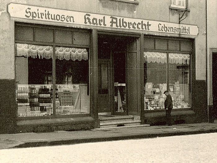 The Mom and Pop Store 'Albrecht' in the German city of Essen in 1913 | Photo courtesy of Lebensmittel Zeitung.