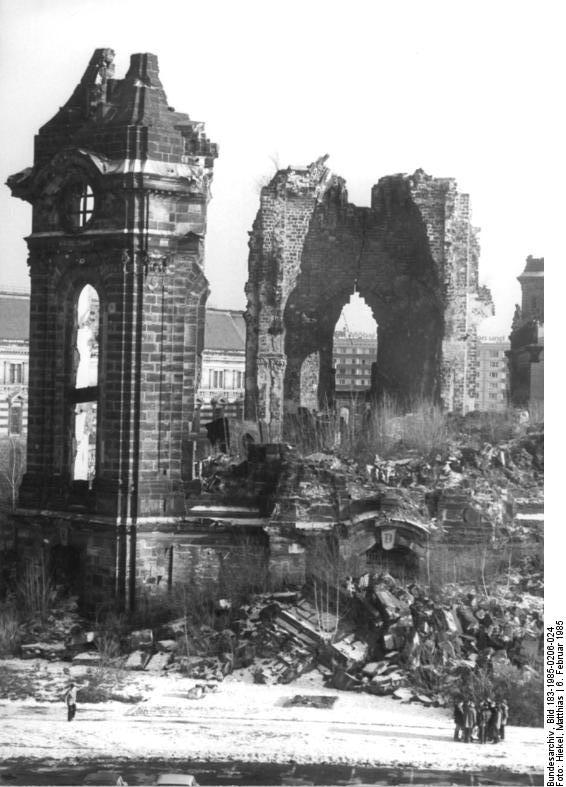 Ruine der Dresdner Frauenkirche on February 2, 1985 by Matthias Hiekel