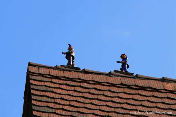 Look up in Buedingen! Adorable roof ornaments seem to be trendy there. Here is an officer and clown ornament.