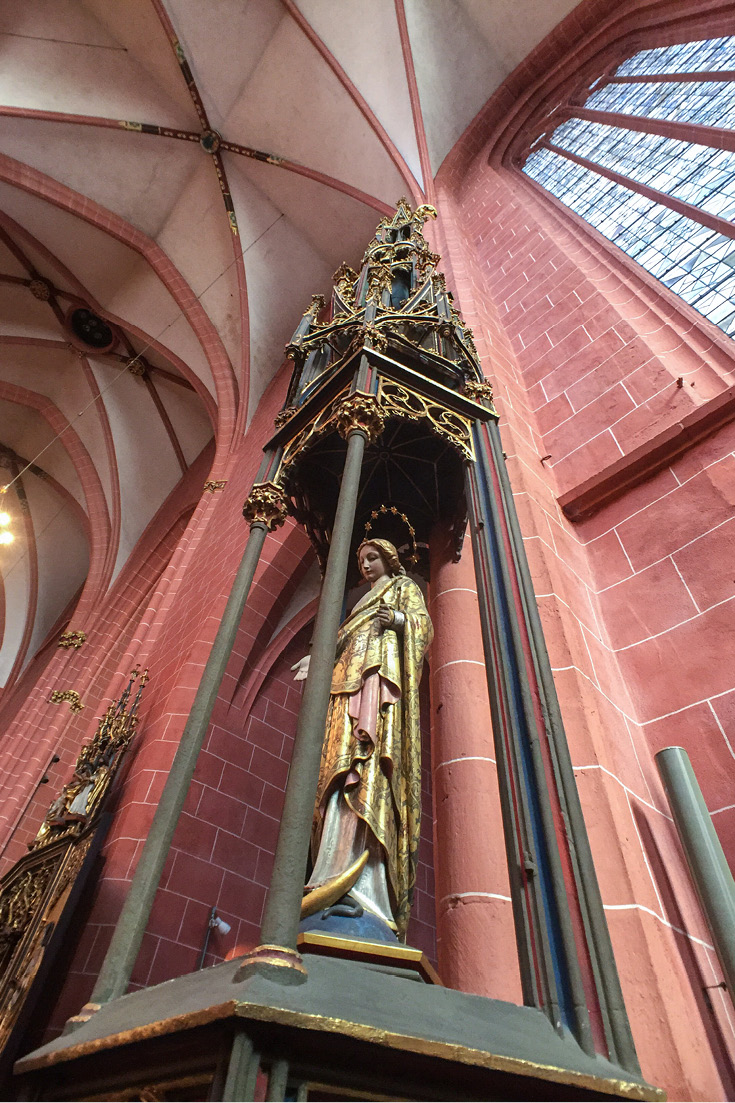 On the pillars of the crossing, as well as in some bays of the transept, are altar shrines assembled by the priest and art collector E.F.A. Muenzenberger | St. Bartholomew's Imperial Cathedral in Frankfurt