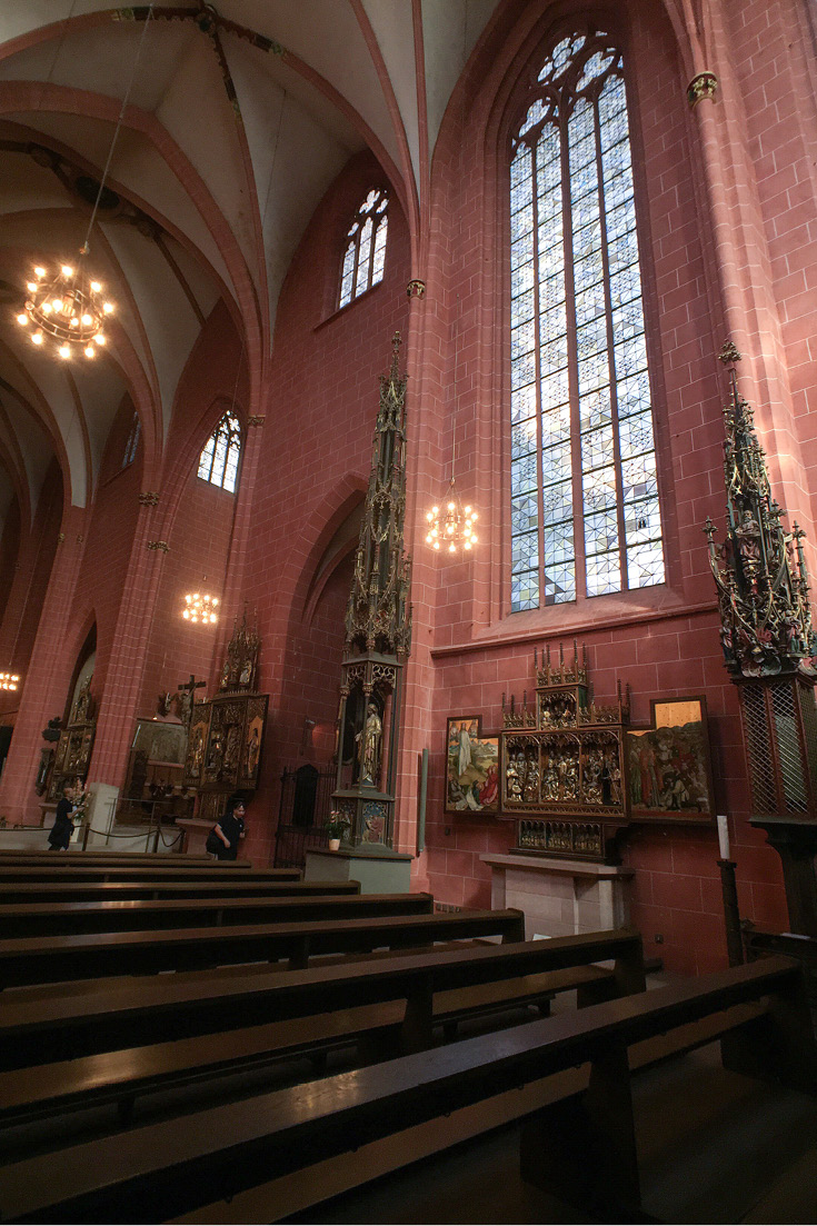 On the pillars of the crossing, as well as in some bays of the transept, are altar shrines assembled by the priest and art collector E.F.A. Muenzenberger | St. Bartholomew's Imperial Cathedral in Frankfurt