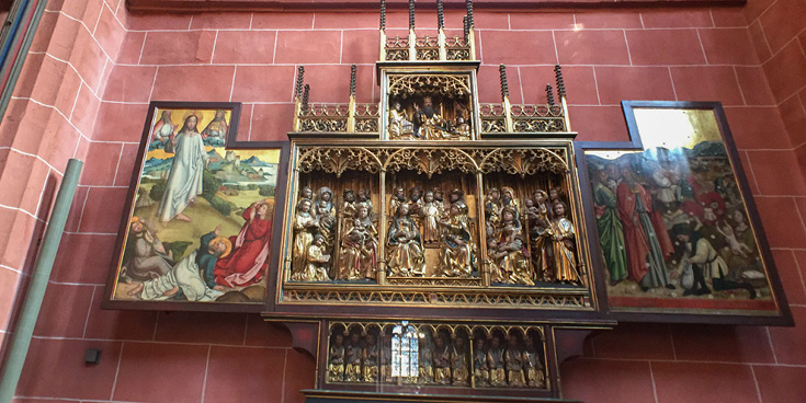 On the pillars of the crossing, as well as in some bays of the transept, are altar shrines assembled by the priest and art collector E.F.A. Muenzenberger | St. Bartholomew's Imperial Cathedral in Frankfurt