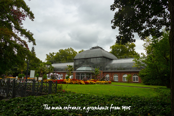 The main entrance to the Frankfurt am Main Palmengarten is a historic greenhouse from 1905