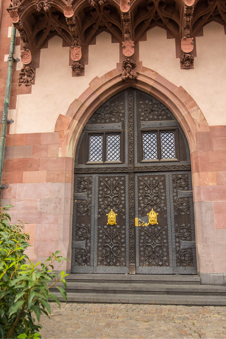 Typical for Gothic Revival, on the Roemer facade in Frankfurt am Main, Germany, you’ll see pointed arches, decorative patterns, and embellished structural elements.