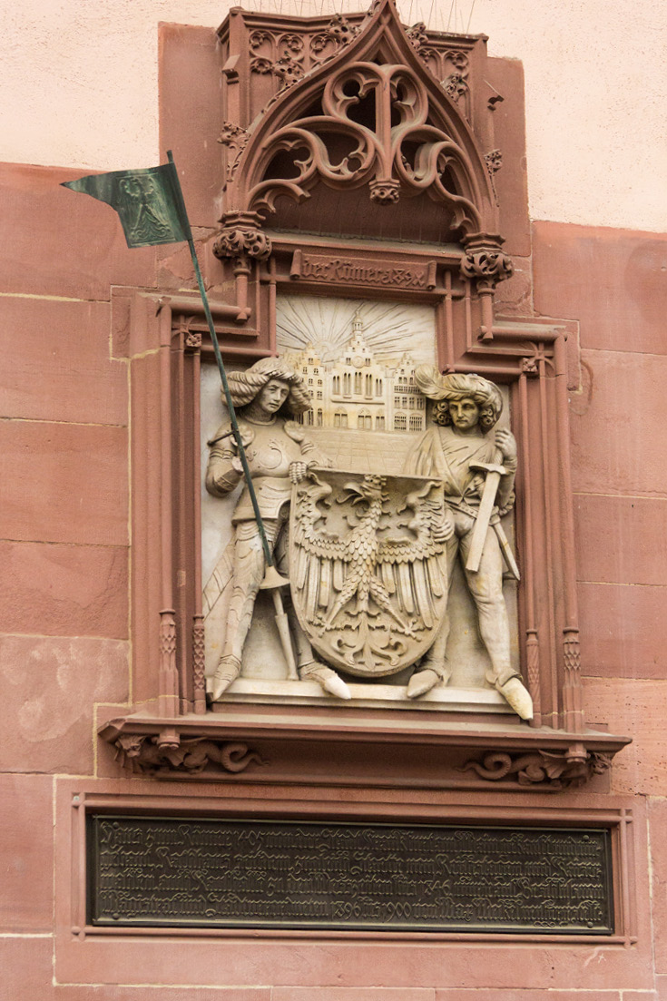 Wall relief commemorates the 1900 remodel, “House of the Romans, bought and rebuilt by the city of Frankfurt am Main in 1405, and the town hall of Reichstag and Imperial elections 1886 to 1900 by Max Meckel, newly manufactured.”