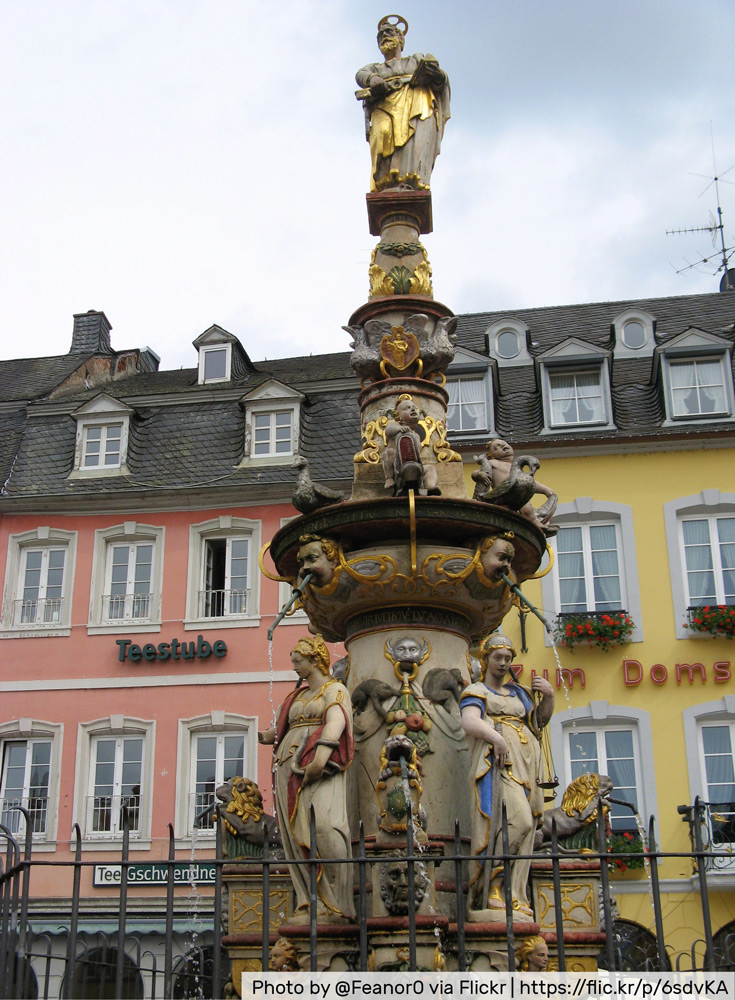 Photo by @Feanor0 via Flickr | Petrusbrunnen | Fountain of St. Peter